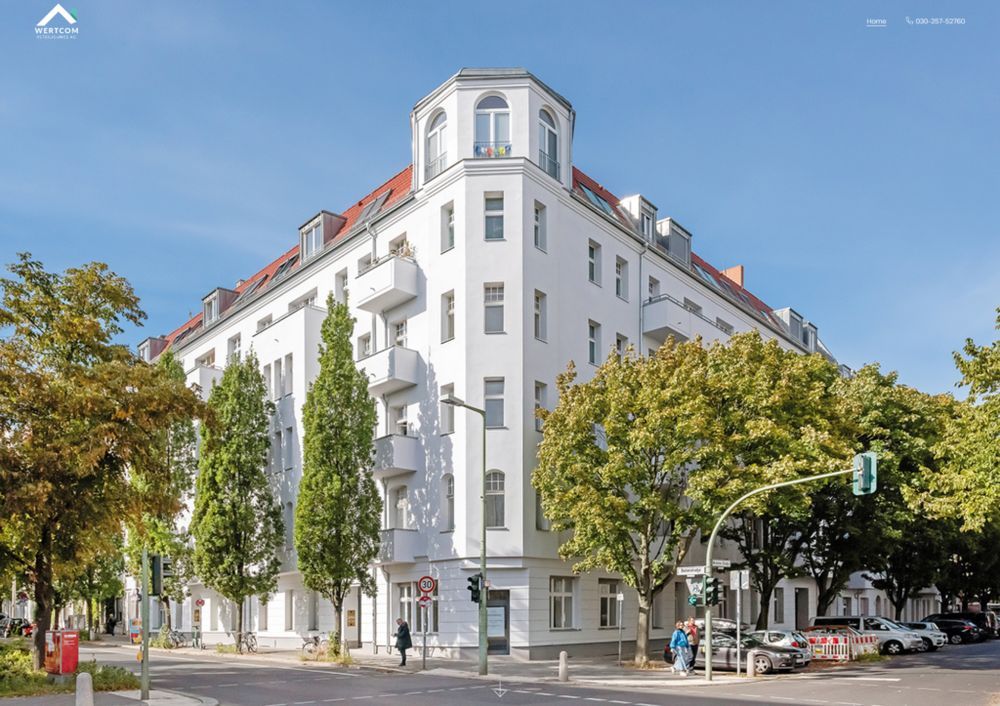 Website der Wertcom Beteiligungs GmbH mit einem sanierten Berliner Altbau